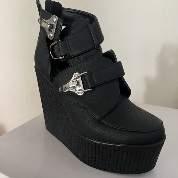 Platforms - Picture 1 of 4